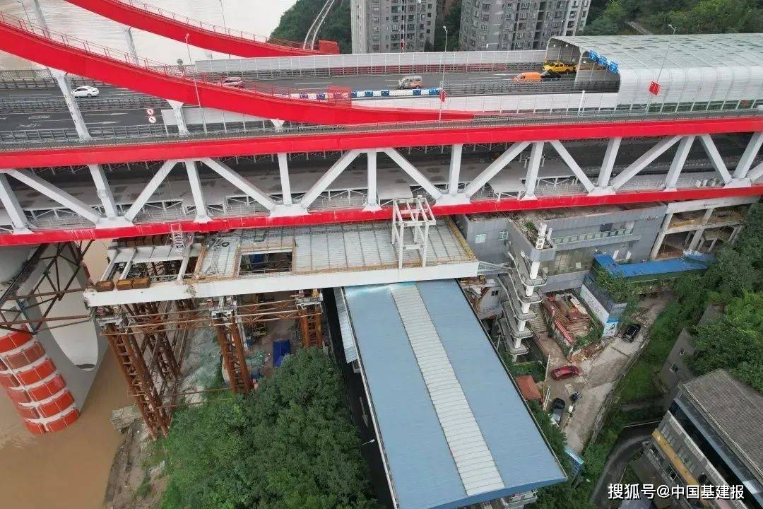 曾家岩站换乘平台上跨二号线顶推施工节点任务圆满完成,吹响了"大干