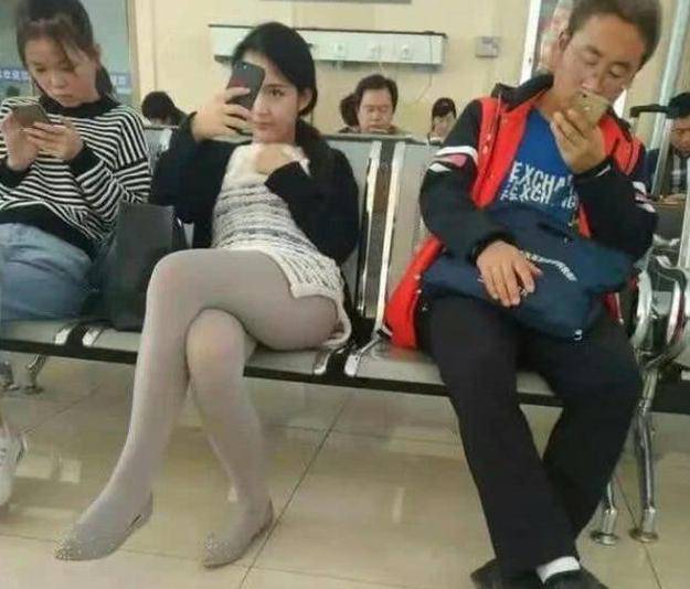 原创搞笑gif:妹子要注意坐姿,别人看到会尴尬的呢