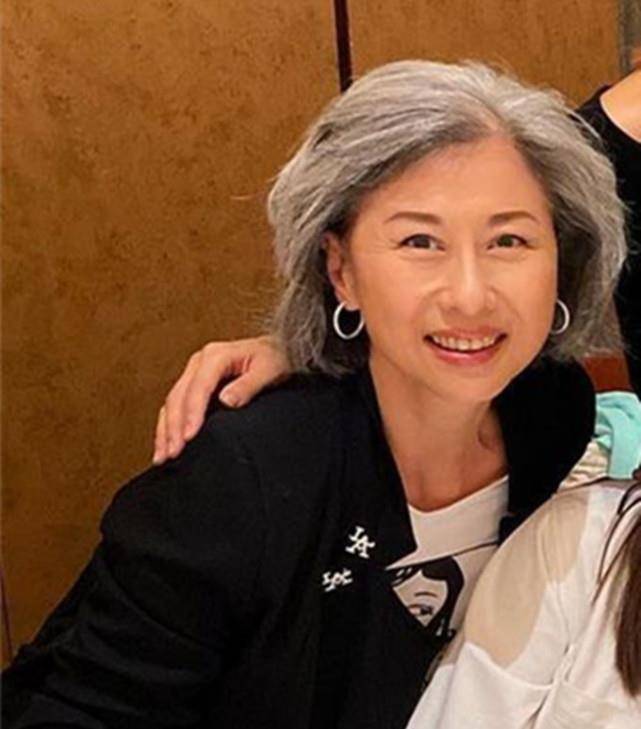 原创叶倩文与闺蜜朱玲玲聚会大方展示满头白发坦言享受优雅变老