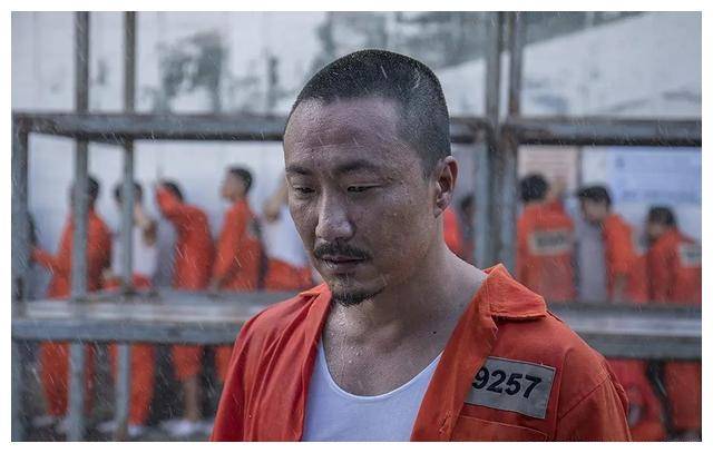 说真的,郑中基真的把"暴龙哥"演活了,操着一口广西北海口音的"土白话"