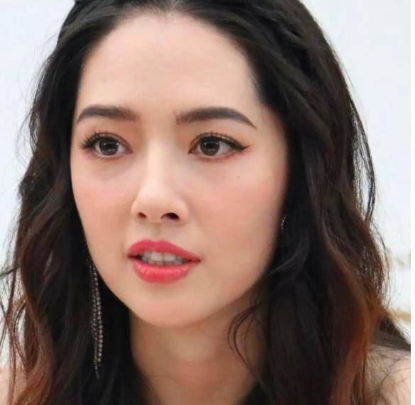 原创郭碧婷在国外拍照失去ps,当镜头放大十倍,颜值不现实:不给00后留