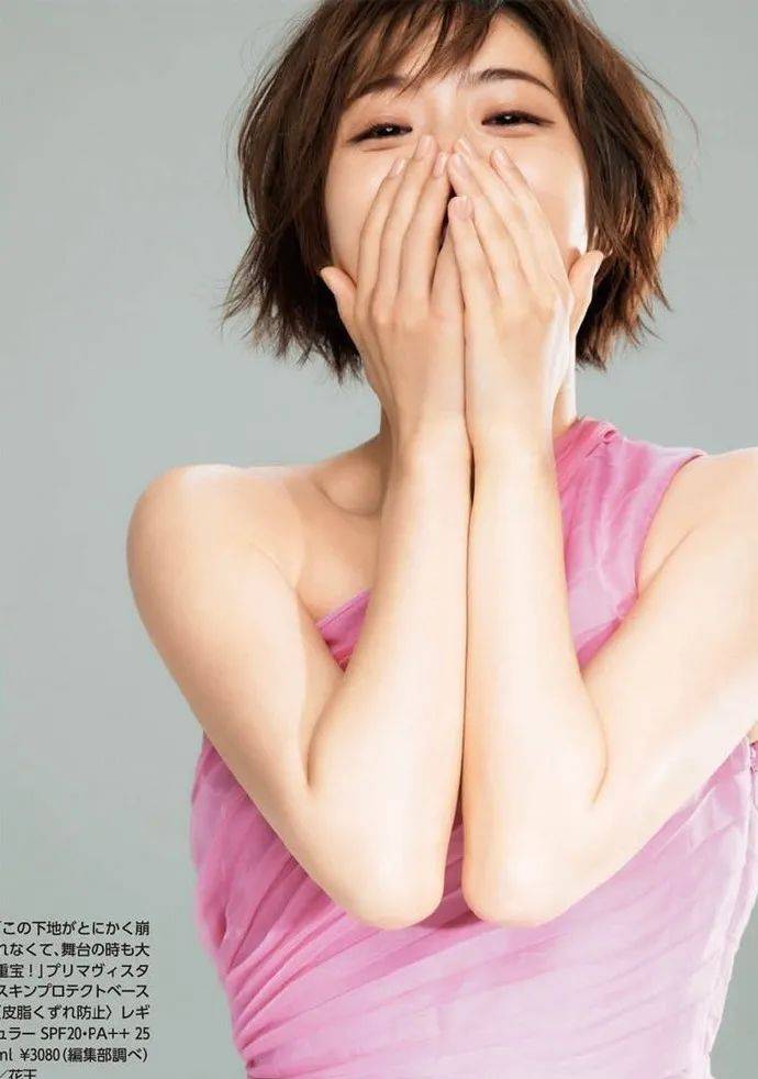 石原里美穿粉色衣裙回眸一笑百媚生!雪肤玉貌太惊艳了