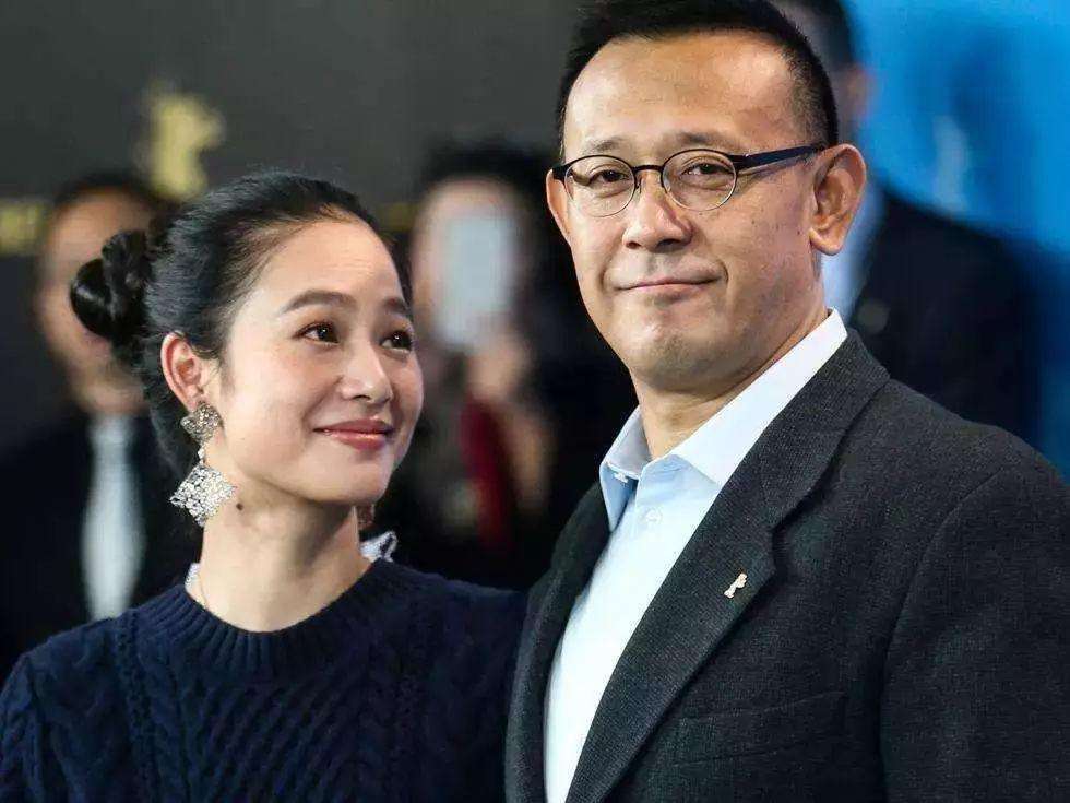 原创想站着把钱挣了的姜文这回还是跪下了