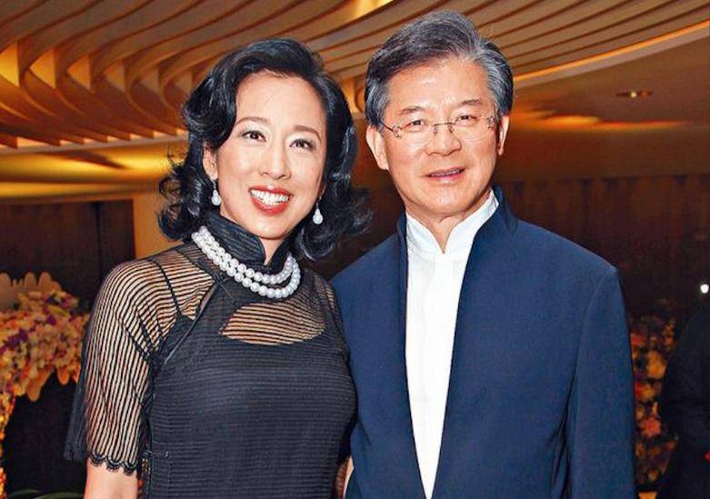 原创罗康瑞与朱玲玲共享财产,发妻何晶洁愤怒,儿女为何不愿争接班人