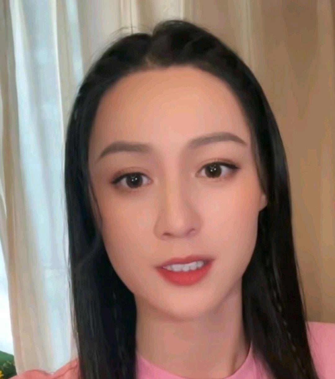 白小白做客dy唐艺直播间并点关注,网友猜测白小白或将