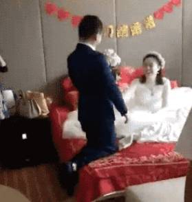 请受小弟一拜……"哥们,你是来娶媳妇的还是来拜把子的亲吻家长表达