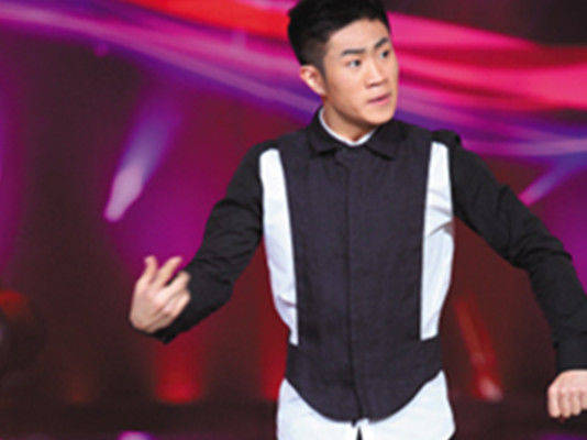 图为王小利儿子(左)和赵四儿子(右),两人合伙表演参加《笑傲江湖》,给