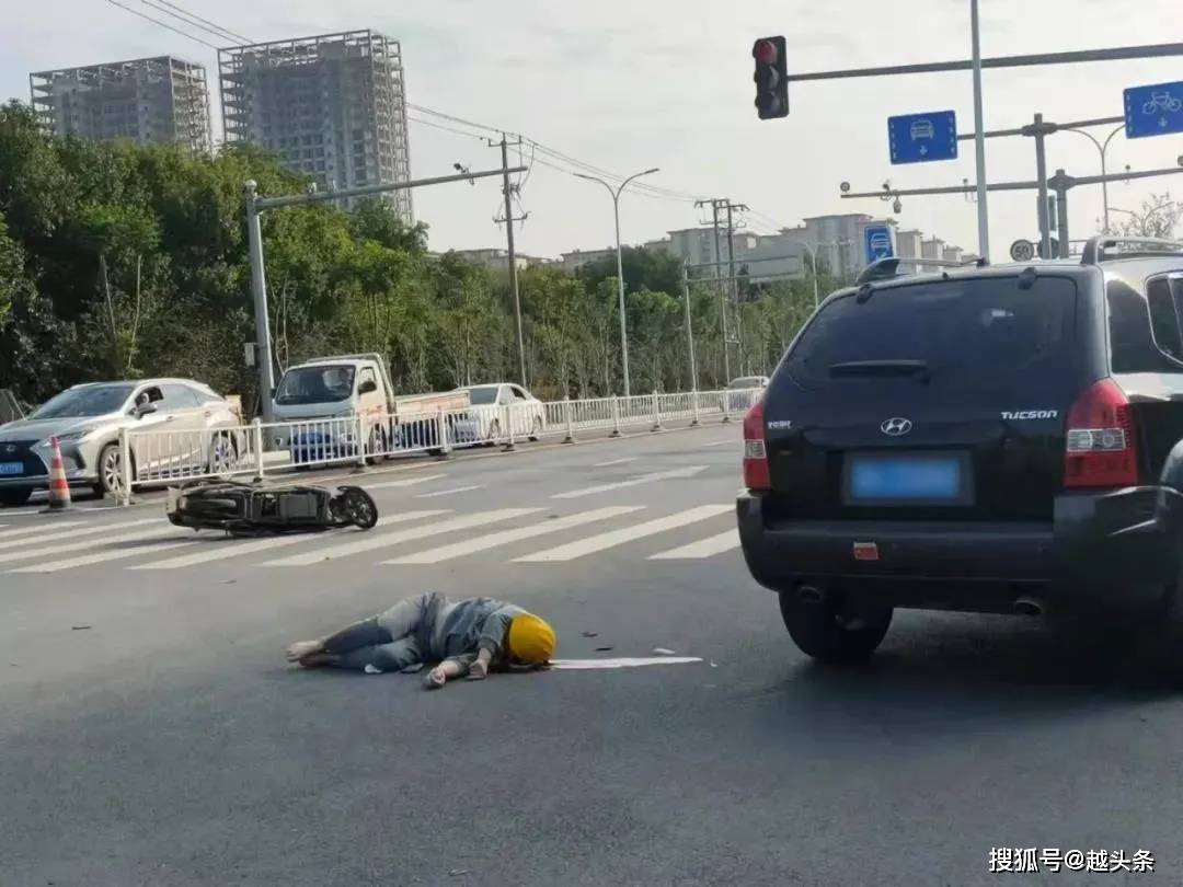 绍兴街头突发车祸!电瓶车主倒在地上,生死不明…_马山