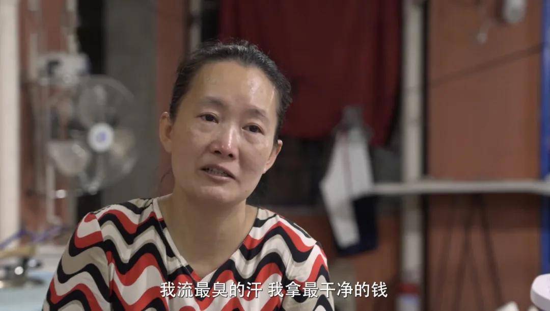 牵起年幼的孩子.