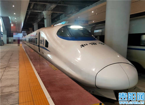 "和谐号"crh2a型动车组车头外观