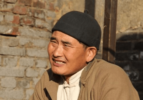 大衣哥前经纪人辣评大衣哥家丑:大衣哥儿子丑憨样,亚