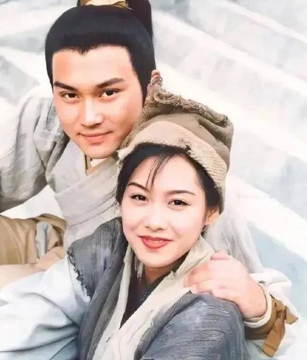 但有网友发现,也就是从那个时候开始,朱茵和袁咏仪好像就几乎没有同台