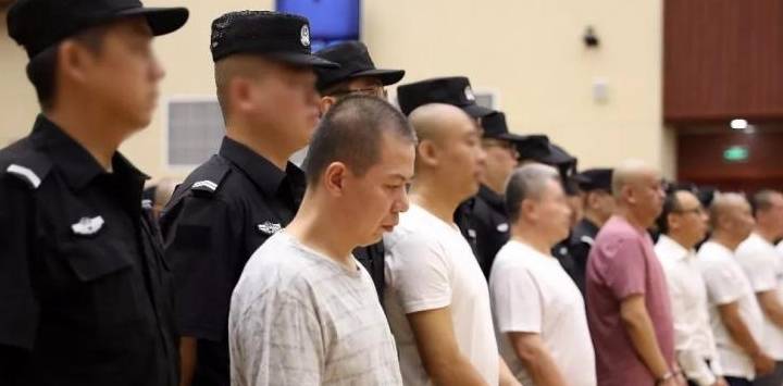 为山西黑老大"小四毛"藏长枪,刀具,甩棍的他们被判了!