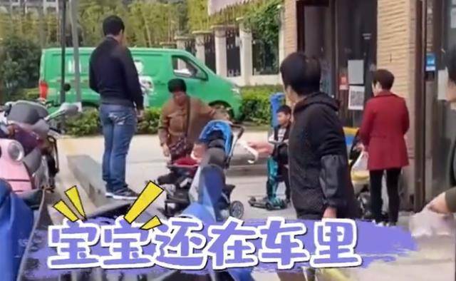 大妈疑不满小孩闹腾,当街怒摔婴儿车