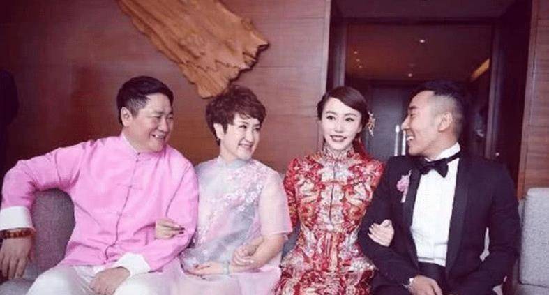 很多网友在看了刘笑歌丈夫的照片之后,都纷纷吐槽其颜值,并且在气质