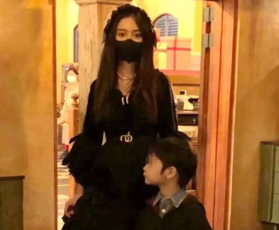 也给小孩子带上了口罩,但是还是抵挡不住大家对小海绵长相的好奇