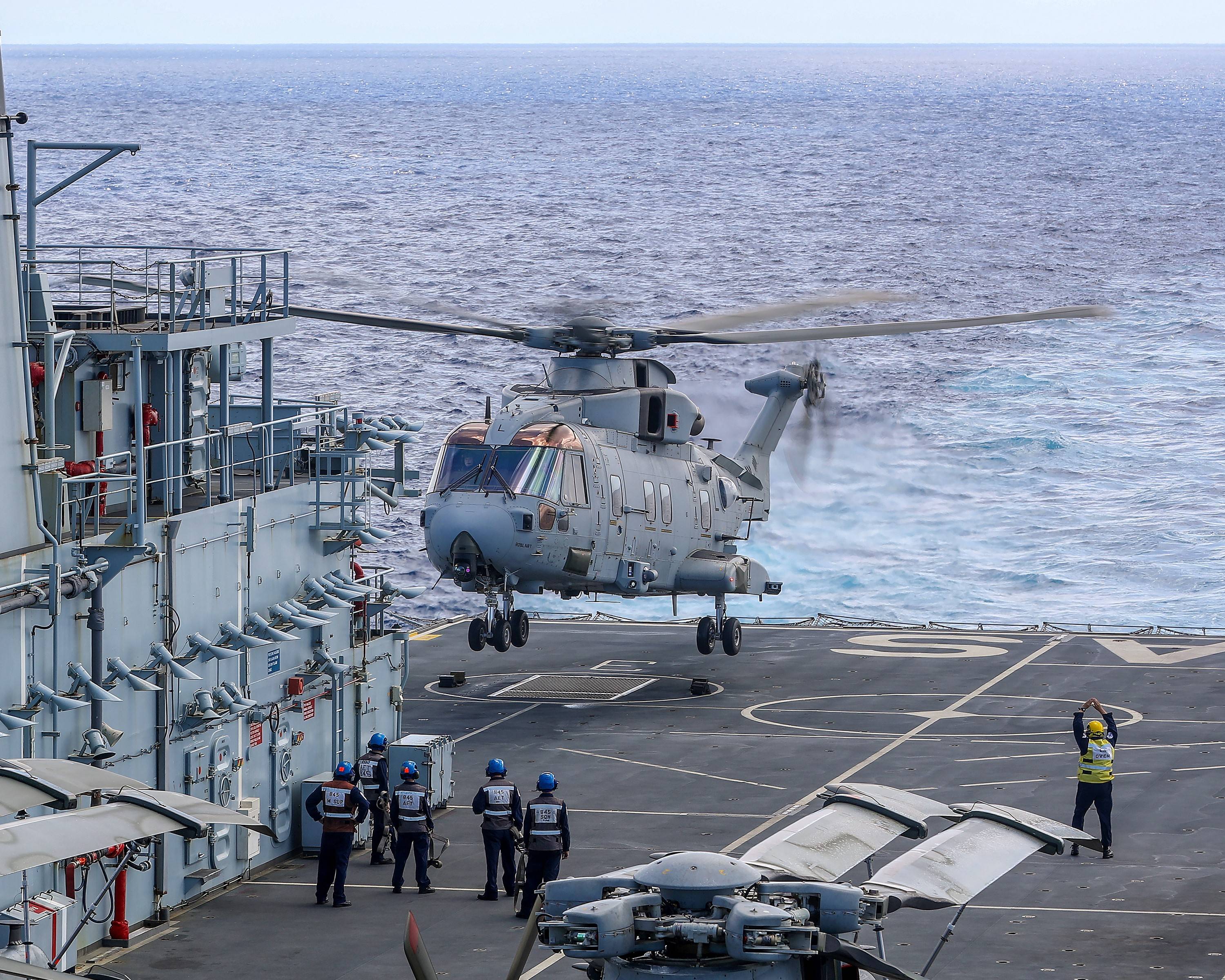 原创英国百眼巨人号直升机母舰,28000吨可带6架直升机,如今却要卖掉