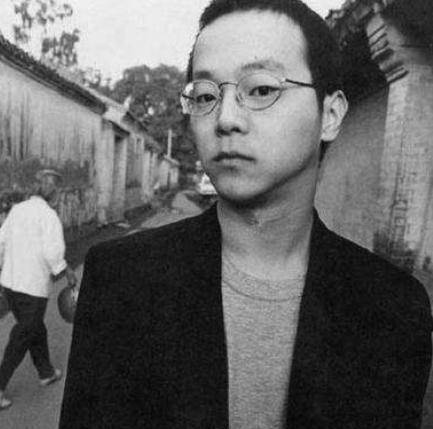 不难发现每次窦唯的出街造型都十分的邋遢,其实早期的窦唯颜值还是
