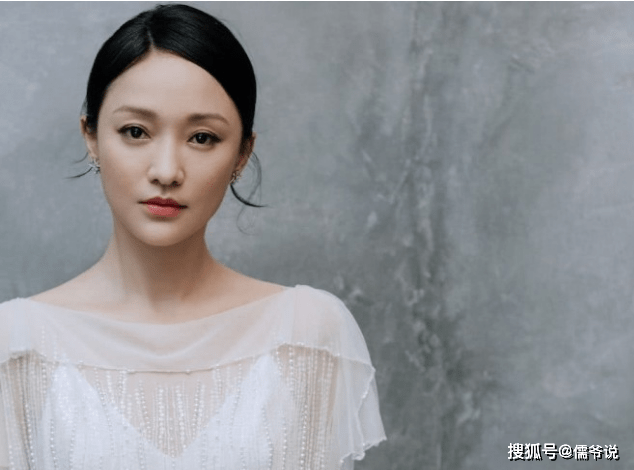 原创周迅新恋情疑曝光与吉他手卓越手牵手回酒店去年刚和高圣远离婚