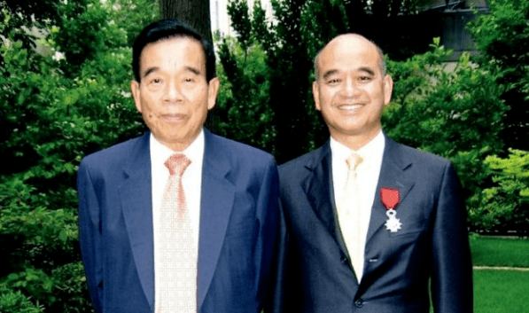 香港的珠宝大王,他的周大福是全球最大的黄金珠宝企业,其实郑裕彤家族