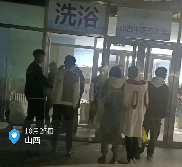 山西中医药大学,一男学生男扮女装,混进女浴室被当场