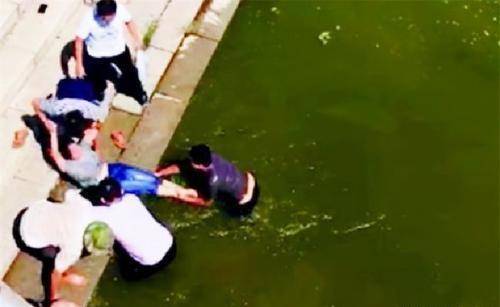 江苏男子勇救落水女孩,拒绝家属报酬,后来却把女孩告