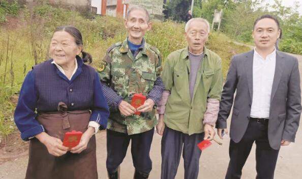 唐明松(中)在拉萨火车站送渠县籍农民工返乡2015年唐明松旗下的建材