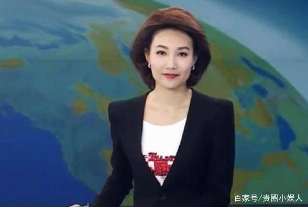 她是央视《新闻联播》女主持,为扮成熟戴13年假发,44!