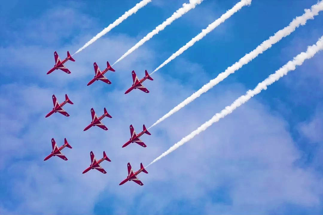 为什么飞机会在空中留下一道白线?小时候的疑惑终于解开了