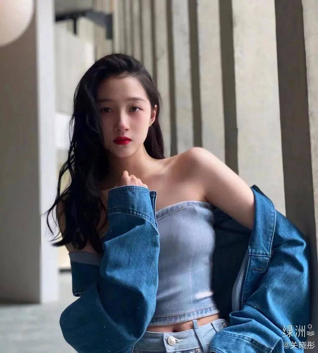 关晓彤就很适合这种all back的长卷发,撩在一侧,露出纤细的肩颈
