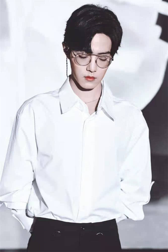"戴眼镜最迷人"的4位男星,肖战杨洋上榜,看到王一博了