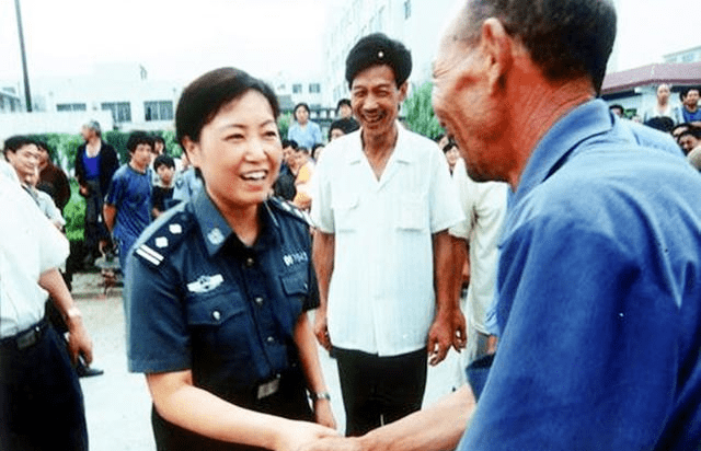 河南"女神警"任长霞:意外身亡后,20万人送行,儿子如今