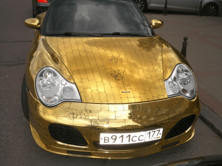 黄金保时捷停靠路边惹人注意路人靠近后都蠢蠢欲动