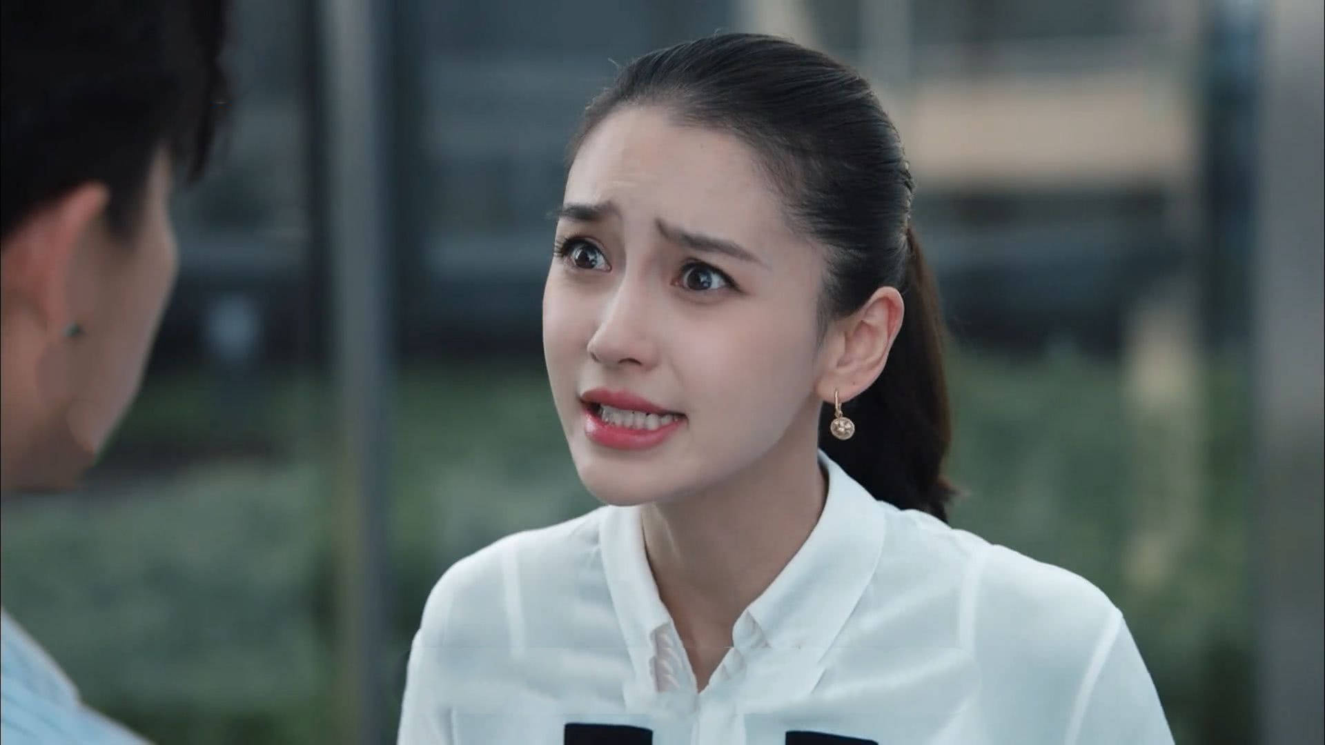 在拥有这么好的资源之下,如果杨颖的演技稍微过关的话,完全可以完成