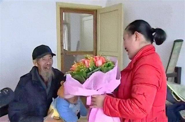 23岁村花怀孕,非68岁大爷不嫁,8年后丈夫仍健在,儿子