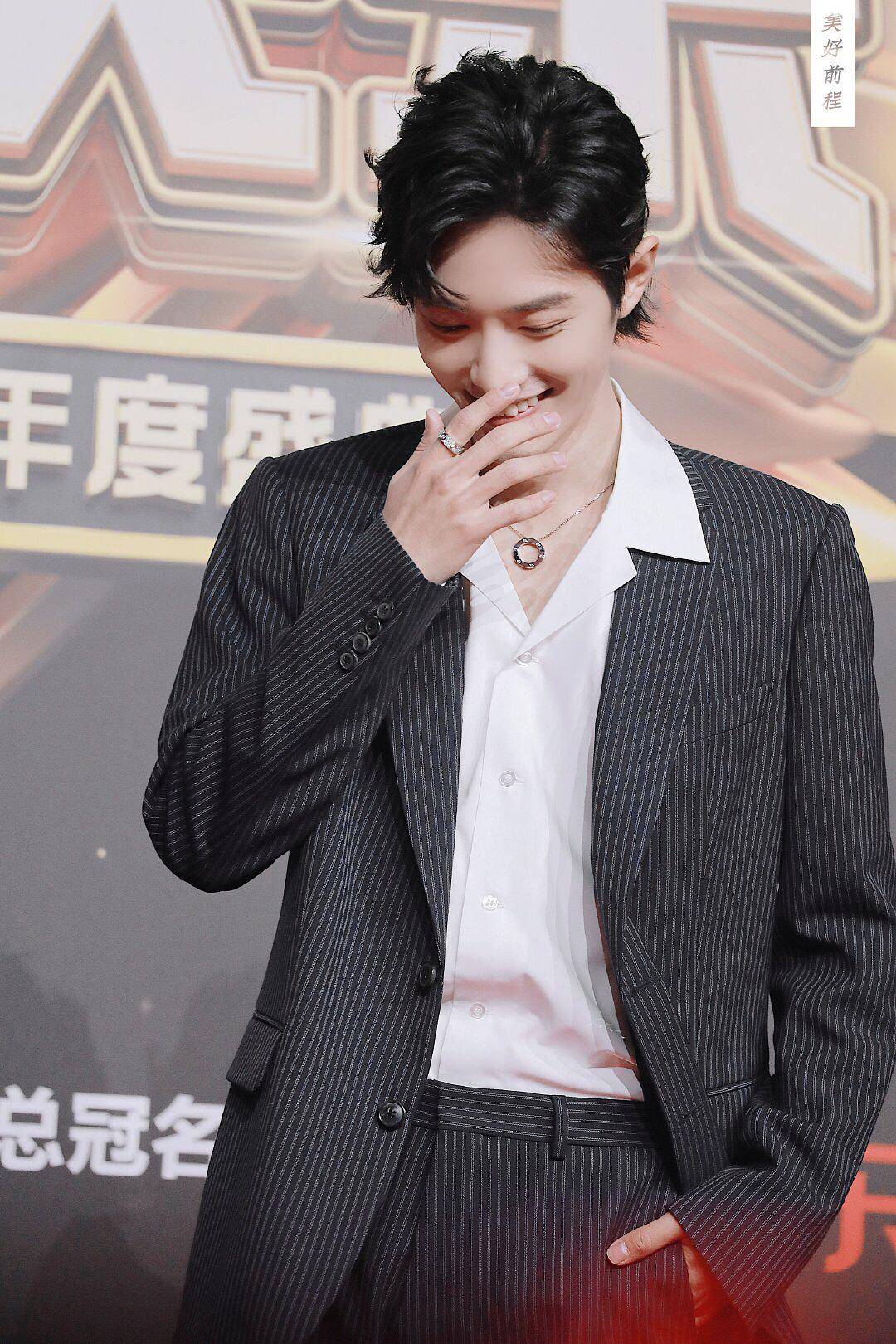 肖战三喜临门,单曲mv三周年,初舞台两周年,"家门打狗"