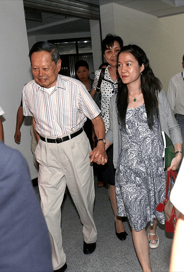 杨振宁一家六口合照首曝光!翁帆与仨继子同框,比最小?