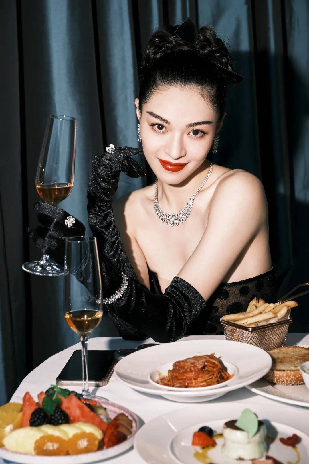 八卦2021芭莎慈善夜显寒酸吃席杨幂芭比杨颖富贵景甜等争奇斗艳