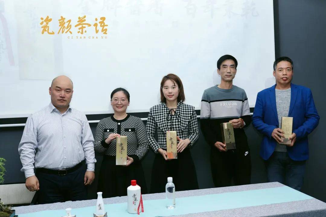 最后,张圣暄先生带领大家参观展会,在合影留念后,202