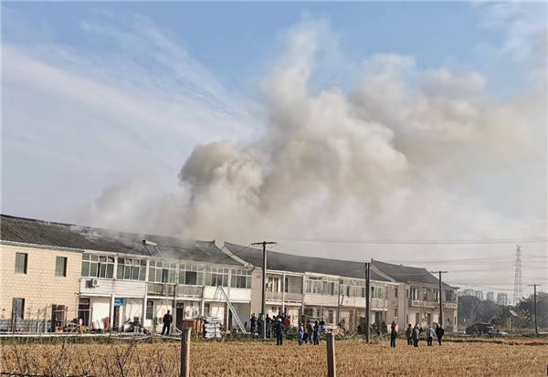 今天8时15分,上海奉贤区庄行镇钜庭路附近一农宅发生火灾,所幸无人员