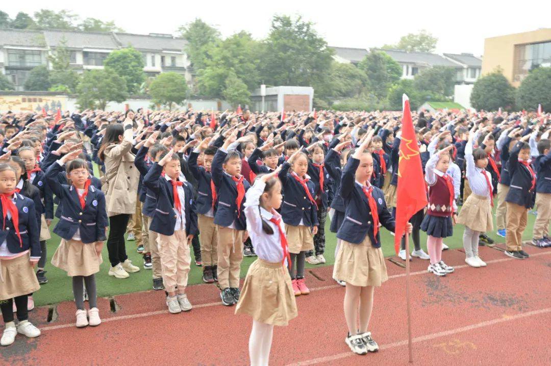 超美成都10所公办小学10所民办小学校服大pk哪一所是你的最爱