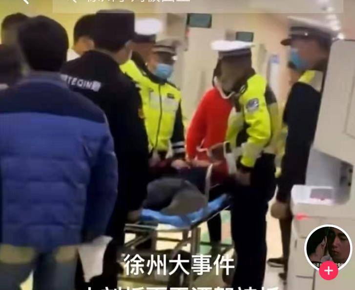 徐州知名网红疑酒驾出车祸躺救护担架上大喊大叫现场一片狼藉