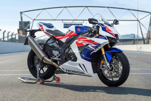 本田cbr1000rrr特别版上市纪念火刃诞生30年