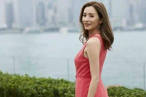 原创她因长得太漂亮被打压曾被前男友拳脚相向如今却活出自我