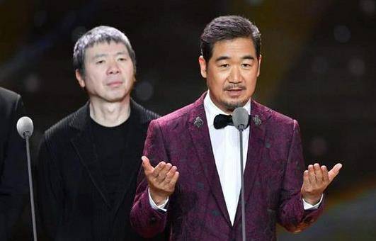 张国立近照曝光,65岁仍不停工作累到驼背,需要旁人
