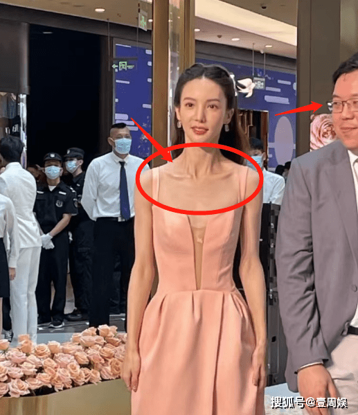 原创金晨现身活动捞金瘦到皮包骨头旁边的大叔目不转睛盯着她