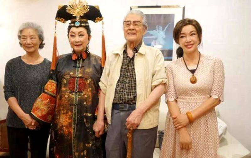 其中,蓝天野,张凯丽,李雪健等著名演员来到现场,共忆当年辉煌,同谈