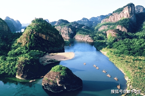 江西贵溪龙虎山是道教名山,被认为是道教的祖庭,曾在此炼丹