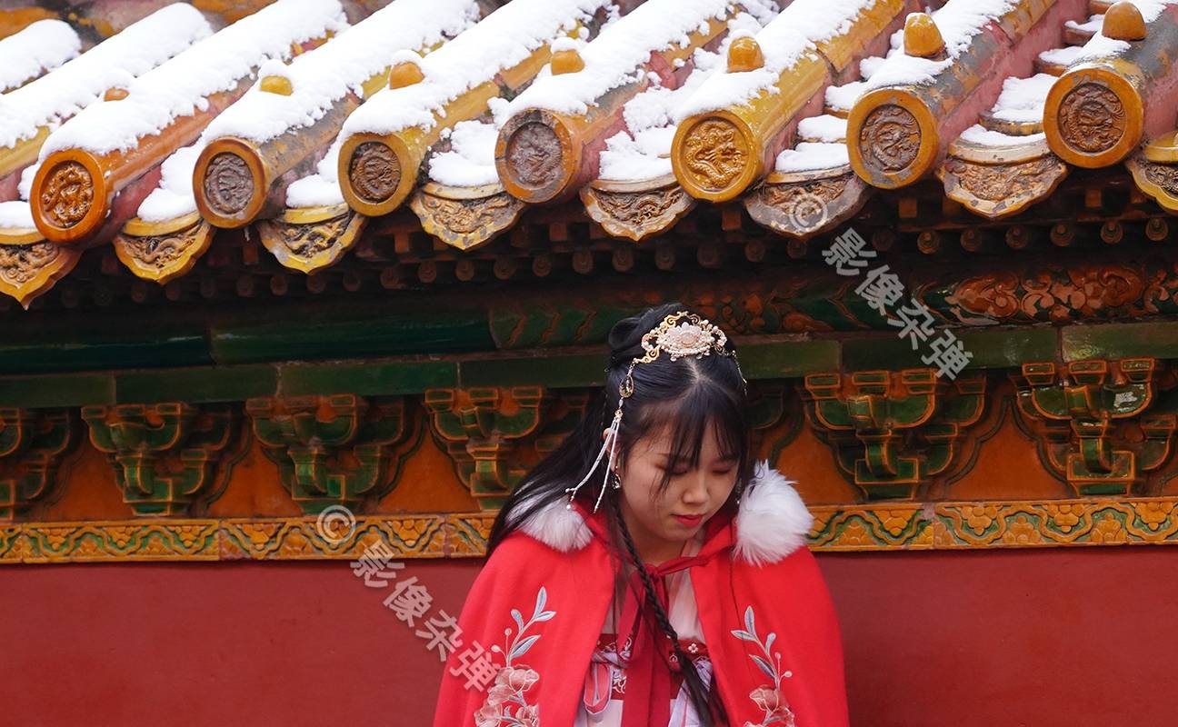雪后故宫白瓦红墙,外国游客扎堆赏雪,古装美女零下4℃短裙露腿_雪景