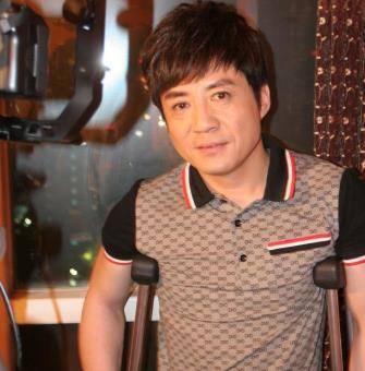 原创著名歌手李琛,带再婚父亲看病,撮合父母复婚,孝心感动世人